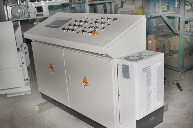 A diferen&ccedil;a entre servoalimentador 3 em um e linha de produ&ccedil;&atilde;o de estampagem dividida