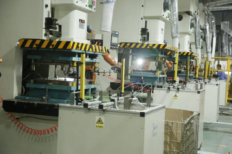 Quais s&atilde;o as caracter&iacute;sticas da prensa mec&acirc;nica e da prensa hidr&aacute;ulica?