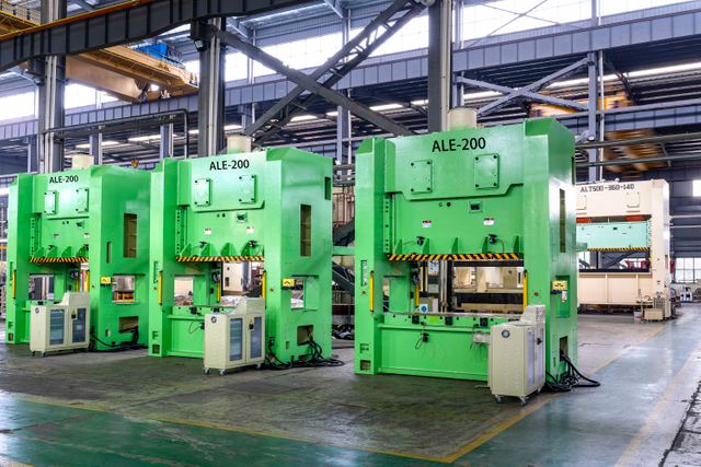 Pe&ccedil;as do desenho do metal que carimbam formando a linha de produ&ccedil;&atilde;o imprensa do poder da m&aacute;quina do perfurador