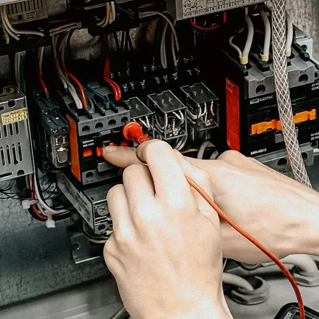 Alimentador de alisador desbobinador 3 em 1 versus equipamento de linha de bobina separada